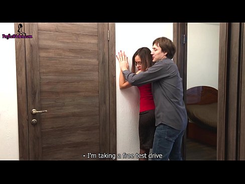 ❤️ Σέξι μεσίτρια τραβάει αισθησιακά το μουνί της και γαμάει ενώ πουλάει το διαμέρισμά της - Krempai ❤️ Σούπερ πορνό